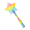 Ein magischer Sternenzauberstab mit regenbogenfarbenem Griff und durchscheinendem, mehrfarbigem Stern.