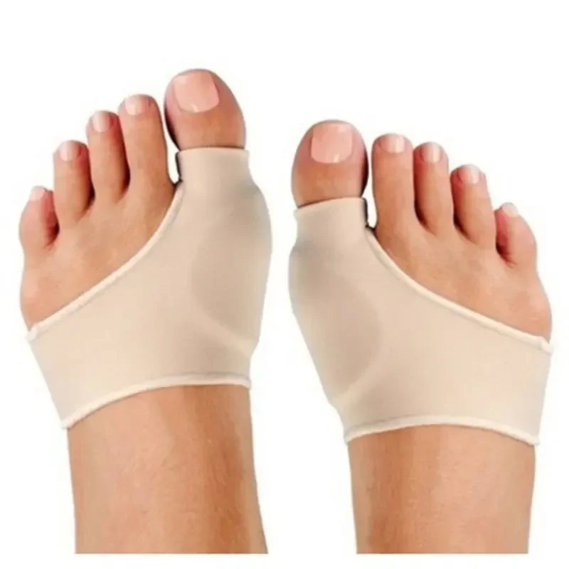 Separadores de dedos y correctores de juanete de silicona beige en un pie.