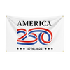Et hvitt flagg med ordet AMERICA og et stilisert '250' i rødt og blått, med datoene 1776–2026 under.