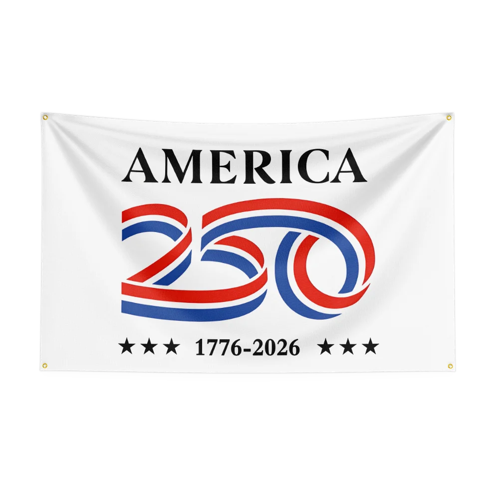 Et hvitt flagg med ordet AMERICA og et stilisert '250' i rødt og blått, med datoene 1776–2026 under.