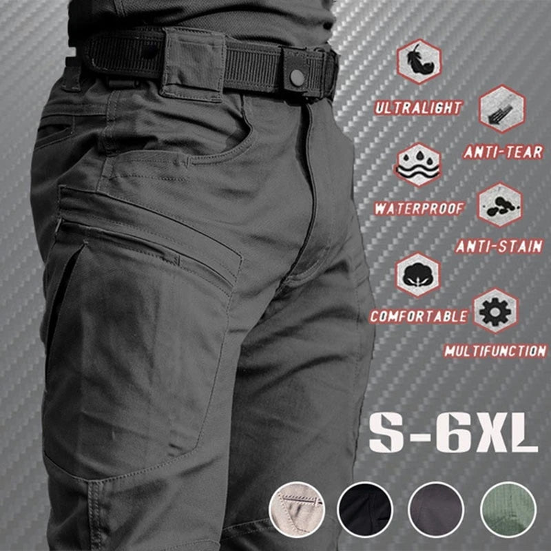 Primer plano de pantalones cargo gris oscuro para hombre con múltiples bolsillos y detalles utilitarios.