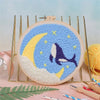 Kit de bordado de aguja mágica arcoíris con luna creciente amarilla y ballena azul oscuro sobre fondo azul claro