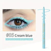 Lápiz delineador azul cremoso n.º 05 Cream blue junto a un ojo con maquillaje