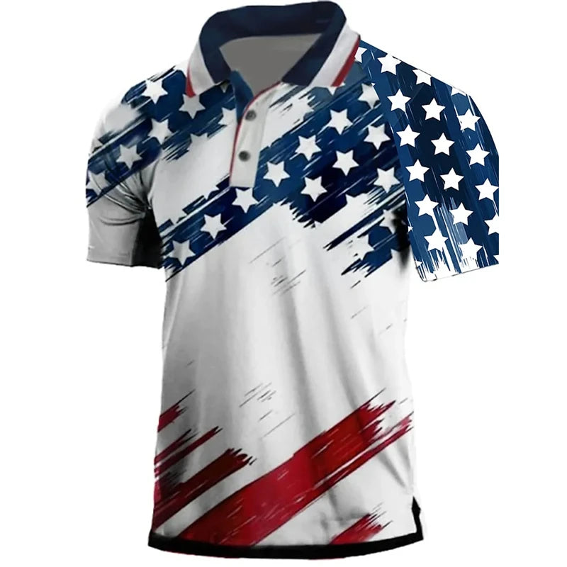 Herrer poloskjorte med slitt amerikansk flaggdesign, blå stjerner og røde striper på hvit bakgrunn.