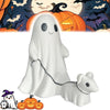 Figurine de fantôme blanc avec une laisse, à côté d'une petite statue de chien blanc, sur fond d'Halloween.