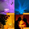 En samling lysdisplay med en lilla auroraprojektor, en blå auroraskjerm og en varm oransje ildlyseffekt