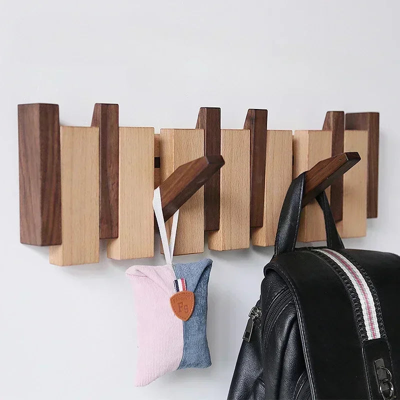 Massiver Holz-Kleiderhaken in Klaviertasten-Form mit acht Haken an einer weißen Wand
