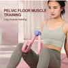Mujer entrenando músculos de pierna con entrenador de suelo pélvico rosa y ejercitador de muslos internos.