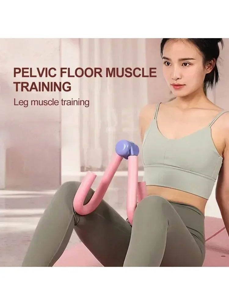Mujer entrenando músculos de pierna con entrenador de suelo pélvico rosa y ejercitador de muslos internos.