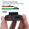 Mano sostiene un cargador USB de coche negro de 4 puertos con carga rápida QC 3.0 y clip para asiento.