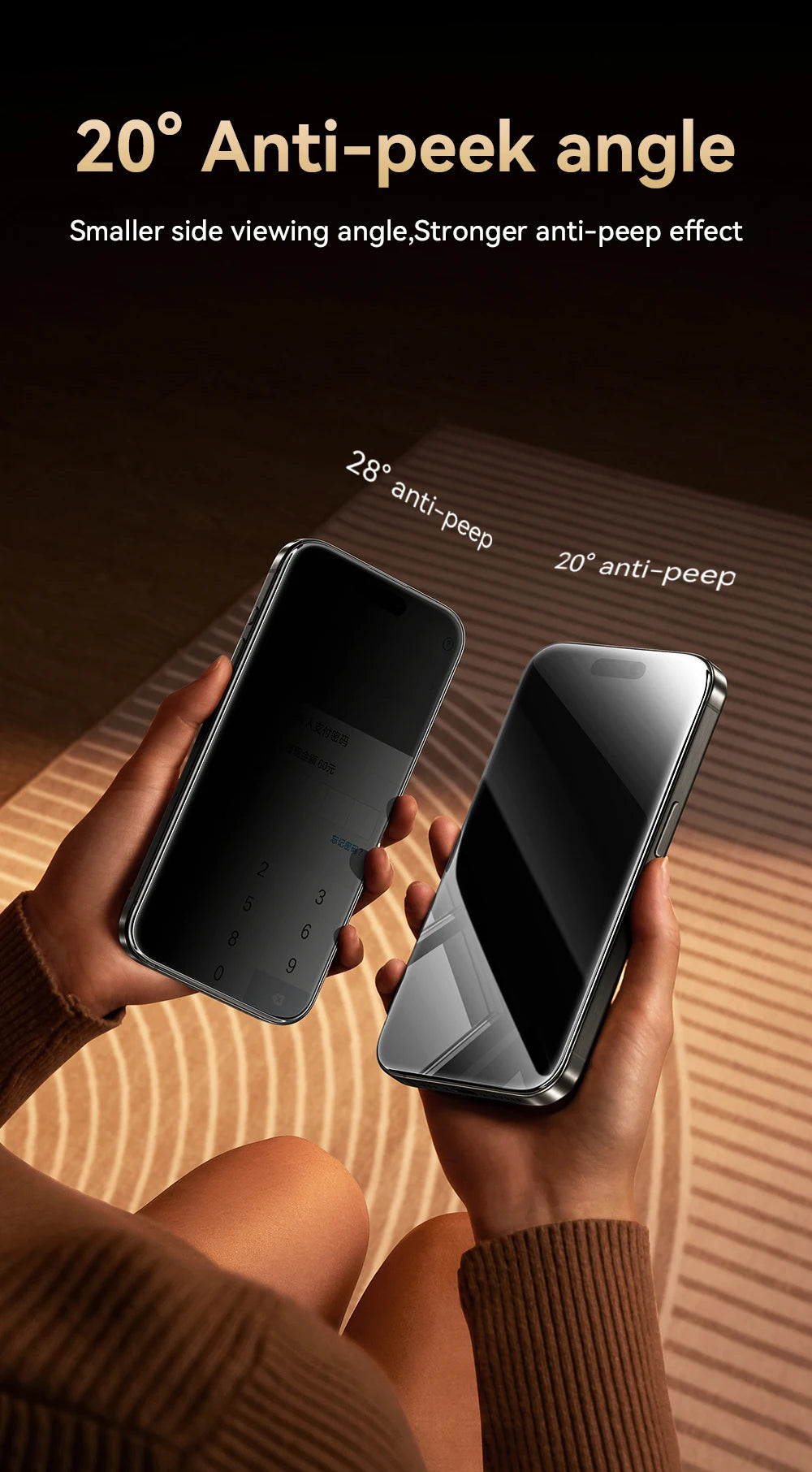 Manos sostienen dos iPhones mostrando el ángulo anti miradas de un protector de pantalla.