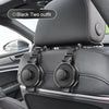 Primer plano de un gancho para reposacabezas de asiento de coche negro con portavasos y organizador instalado en el interior