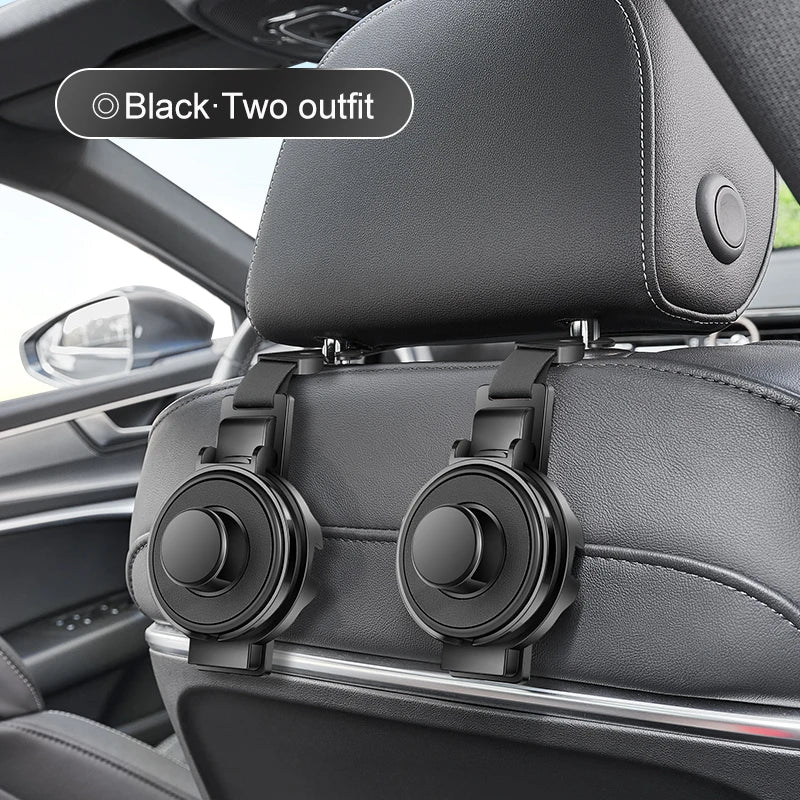 Primer plano de un gancho para reposacabezas de asiento de coche negro con portavasos y organizador instalado en el interior