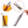 Cuillère infuseur à thé en acier inoxydable avec filtre en maille, vue pleine et dans divers contextes.