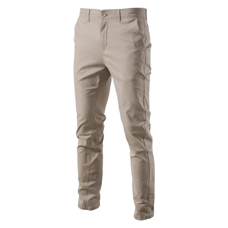Ett par ljusbeige slimfit stretchbyxor i bomull för män.
