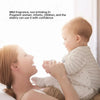 En mor holder en baby mens hun bruker en bil-duft med mild duft.