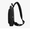 Bolso bandolera antirrobo para hombre, negro, con correa acolchada, sobre fondo blanco.