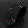 Corbata negra slim fit de jacquard con pequeños motivos de cebra rojos y blancos.