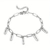 Pulsera de nombre en acero inoxidable plateado, con cadena ajustable y cinco dijes personalizados.