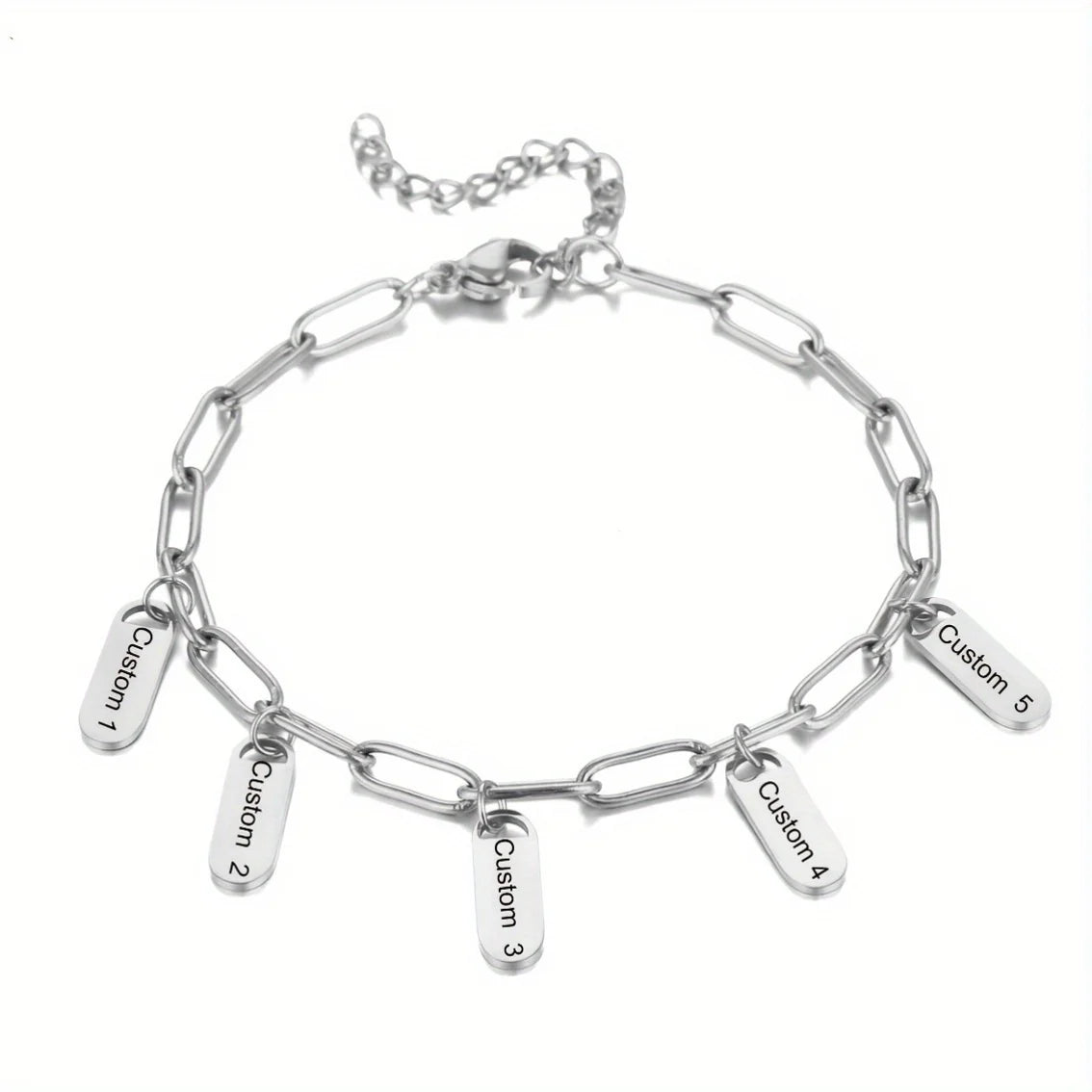 Pulsera de nombre en acero inoxidable plateado, con cadena ajustable y cinco dijes personalizados.