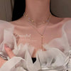 Nærbillede af en kvinde med en Angel Wing Heart Cubic Zirconia halskæde på halsen