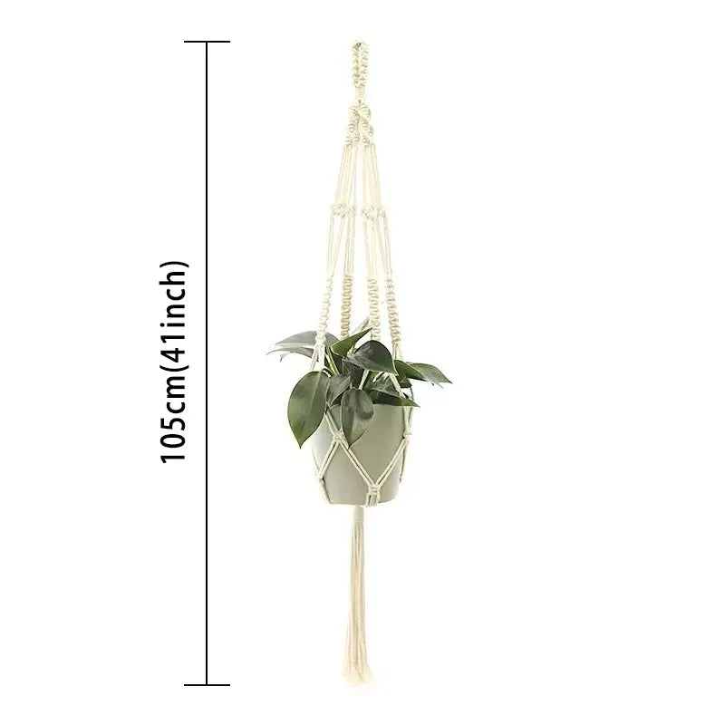 Håndlaget makrame-plantekurv med en grønn plante hengende fra en vegg