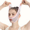 Mujer usando una correa facial rosa de elevación para contornear la mandíbula.