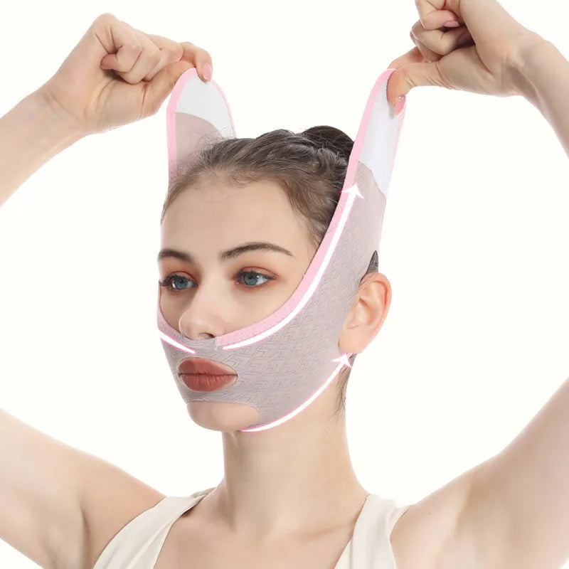 Mujer usando una correa facial rosa de elevación para contornear la mandíbula.