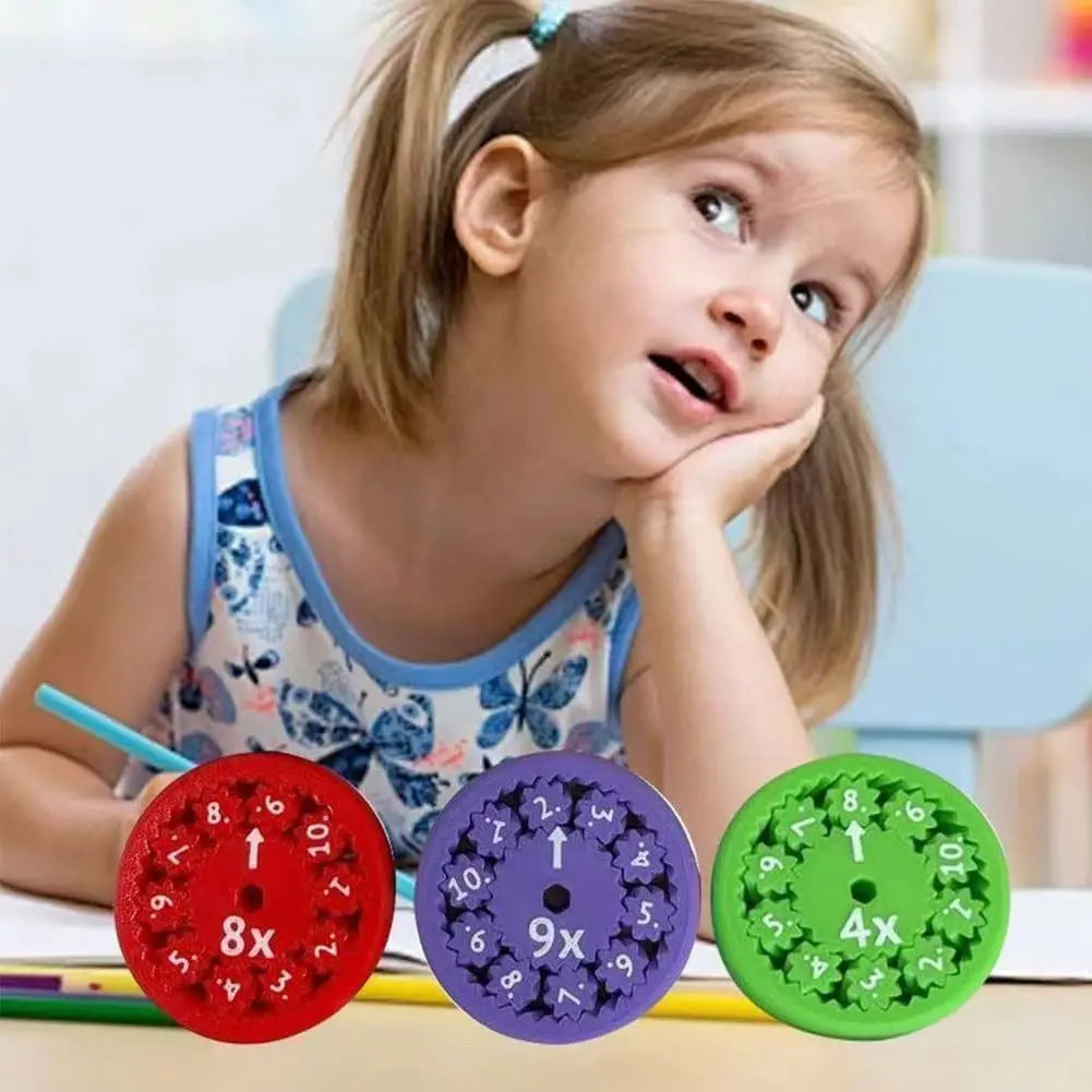 En ung jente holder fire fargerike matte-fidget-spinnere: rød, lilla, grønn og gul.