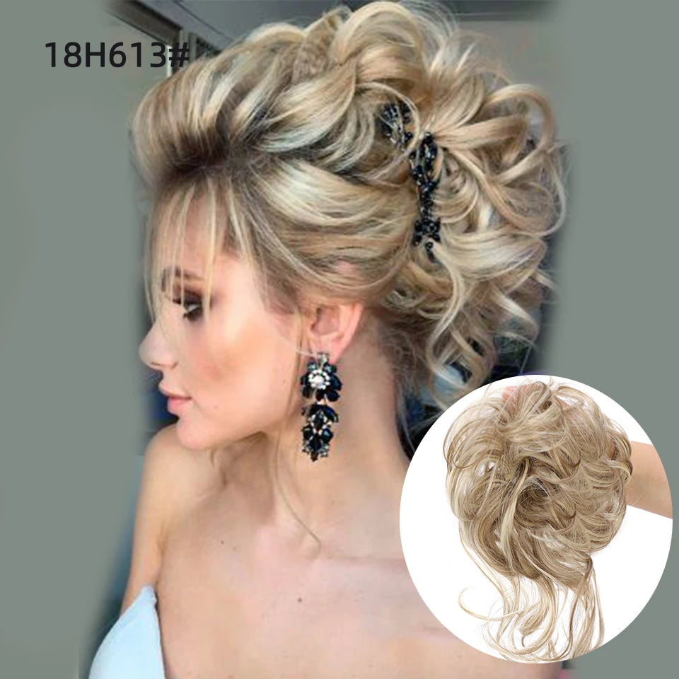 Mujer luce un elegante moño rubio con rizos y acentos florales negros.