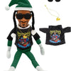 Peluche en renne avec tenue d'elfe verte et lunettes noires, accompagnée d'une paire de lunettes.