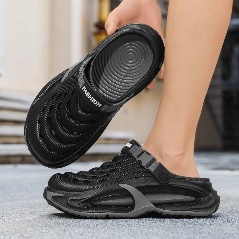 Nærbilde av en svart vannavvisende EVA-sandal for menn med polstret såle, holdt i en hånd.