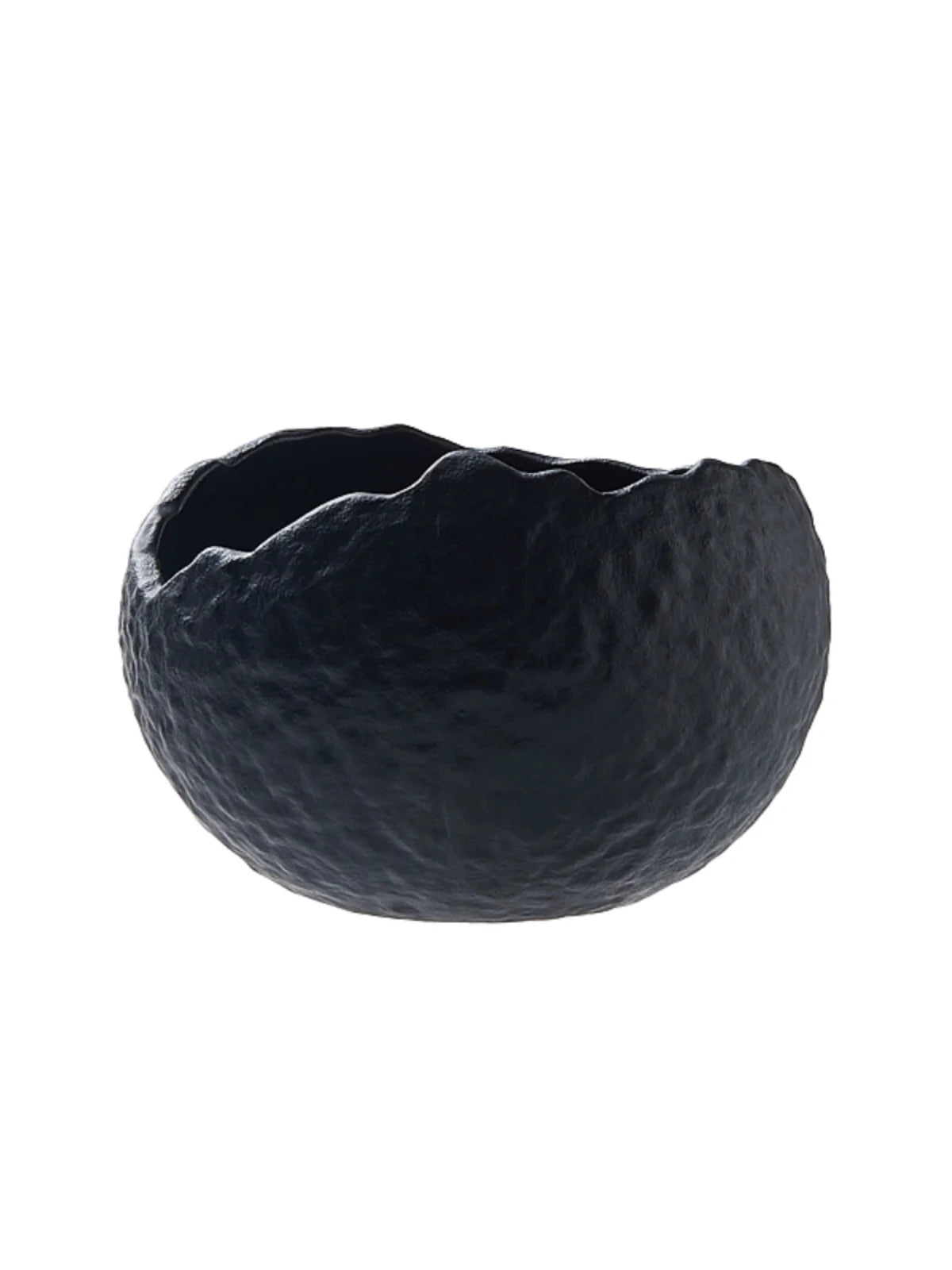 En svart keramisk dessertskål formet som et eggeskall, brukt som elegant serveringsfat.