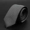 Corbata geométrica en blanco y negro enrollada en un espiral.