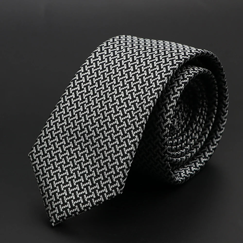 Corbata geométrica en blanco y negro enrollada en un espiral.