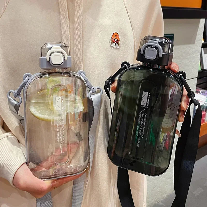 Eine klare Glaswasserflasche mit silbernem Band, von einer Person gehalten, neben einer schwarzen Flasche.