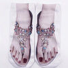 Paire de chaussettes basses imprimées tongs roses avec embellissements argent et bleu.