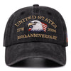 Mörkgrå basebollkeps med broderad texten United States 1776 2026 och 250th Anniversary.