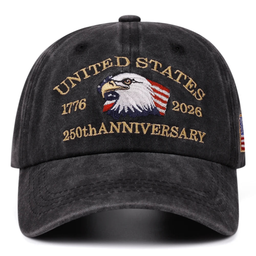 Mörkgrå basebollkeps med broderad texten United States 1776 2026 och 250th Anniversary.