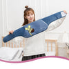 Femme tenant une bouillotte en peluche bleue avec un motif d'abeille jaune et une ceinture ajustable.
