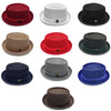 Collection de chapeaux soleil pork pie de différentes couleurs : rouge, noir, beige, gris, bleu et vert olive.