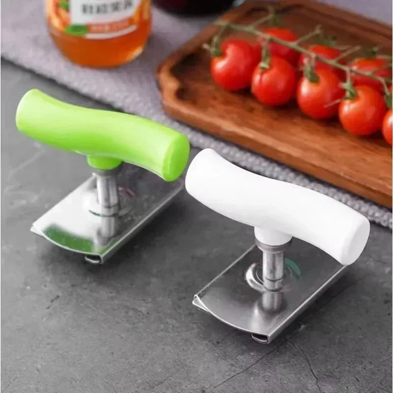Un par de abridores de frascos ajustables con agarres ergonómicos, uno verde y uno blanco, sobre una superficie gris.
