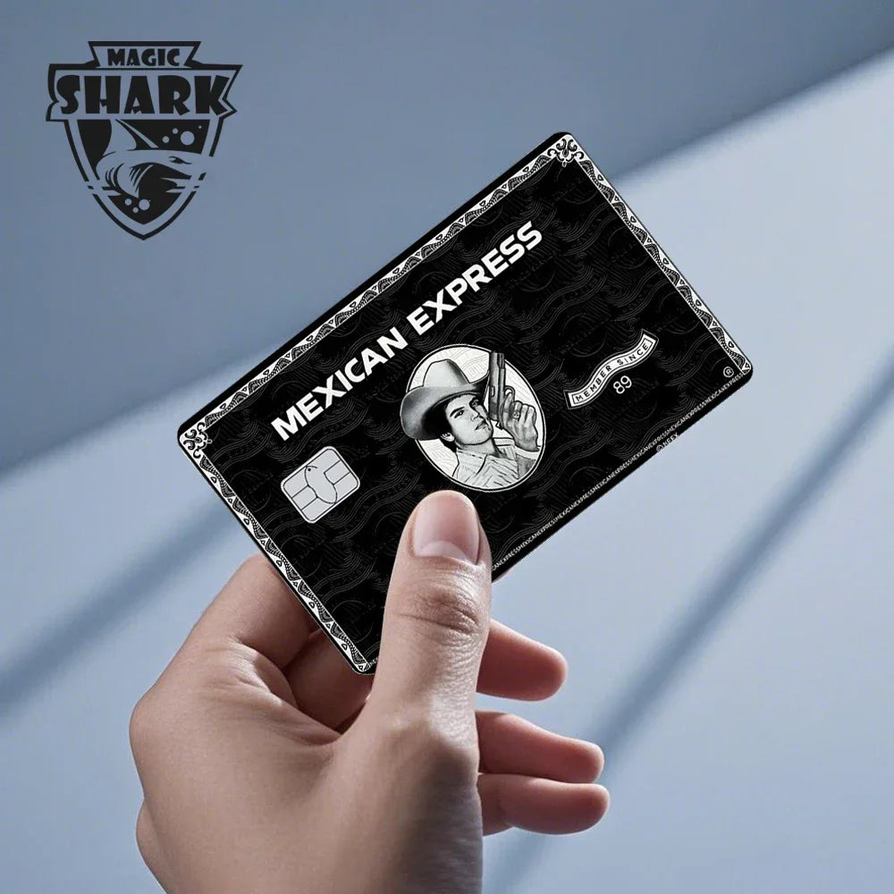 Una mano sostiene una tarjeta negra con texto Mexican Express y diseño de calavera con un rostro con sombrero.