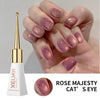 Nærbillede af en hånd med manicure og rose majesty katteøje-gellak negle