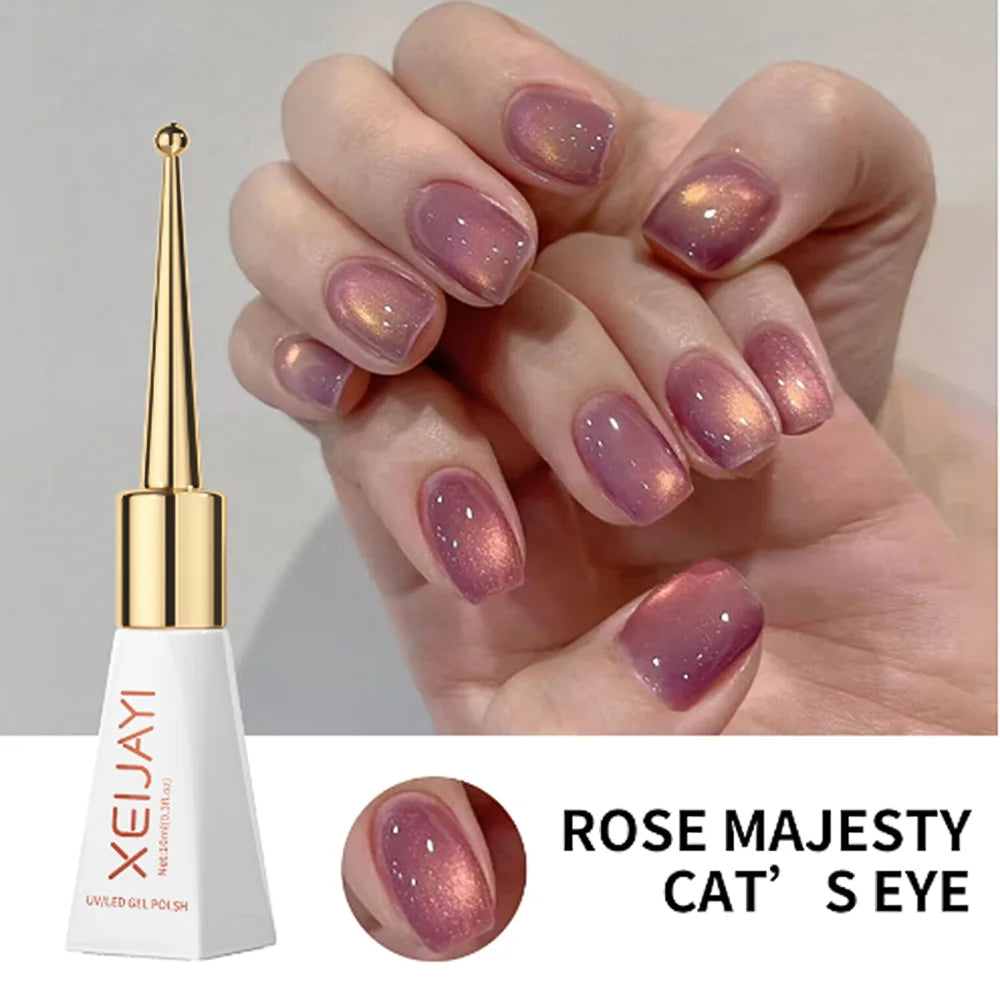 Nærbillede af en hånd med manicure og rose majesty katteøje-gellak negle