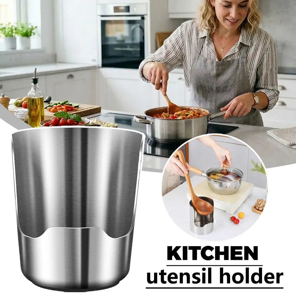 En holderen i rustfritt stål ved siden av en kvinne som lager mat på kjøkkenet.