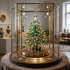 Dekorativt glass som viser en perlepyntet juletre med LED-lys på en trefot.