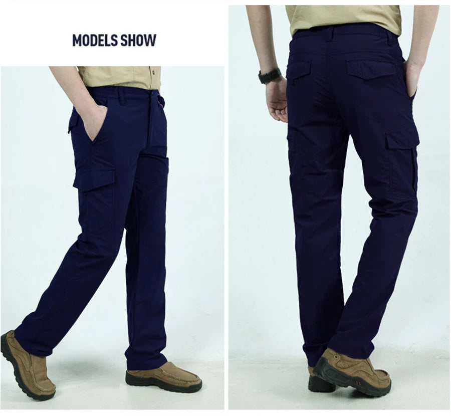 Pantalones de carga azul marino, ligeros y de secado rápido, con múltiples bolsillos, mostrados en un modelo.