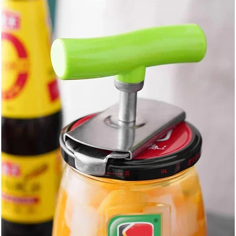 Primer plano de un abridor de frascos ajustable con mango ergonómico verde y mecanismo plateado, colocado sobre un frasco de
