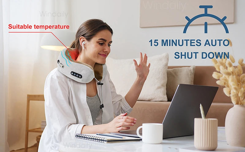 Mujer usando un masajeador cervical eléctrico en forma de U para terapia de calor en una sala de estar.